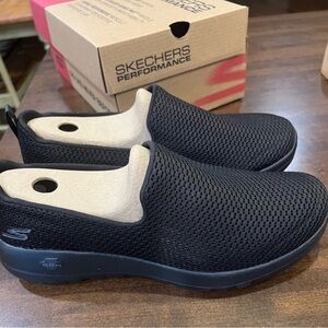 Skechers Women's Go Walk Joy Sneaker.. Black Size 8 Wide Fit